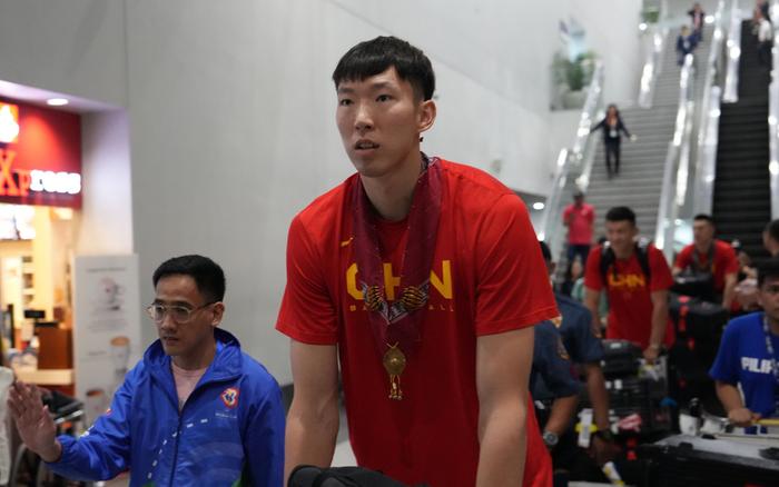 中国男篮于8月23日抵达菲律宾马尼拉。 图/新华社
